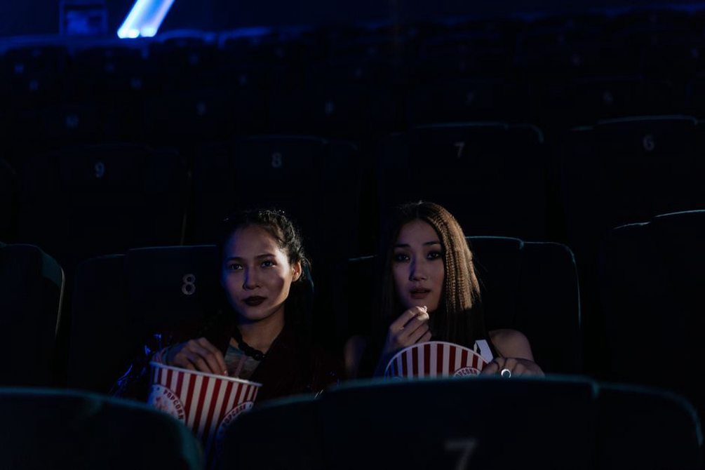 Il bagliore dello schermo illumina una sala cinematografica