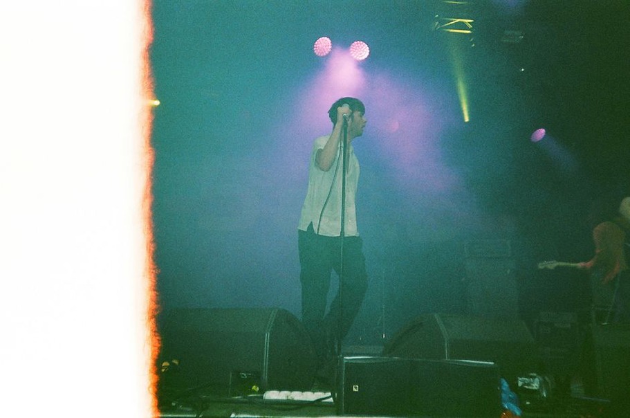 Luci colorate attraversano un palco durante il concerto