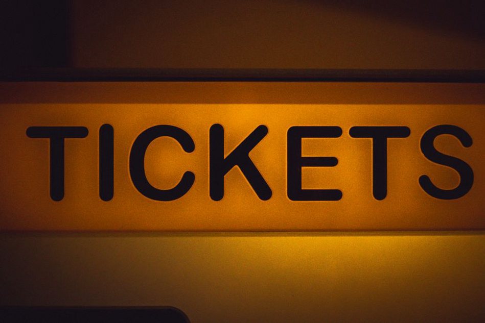 Indicazioni leggibili accanto all’ingresso della sala concerti