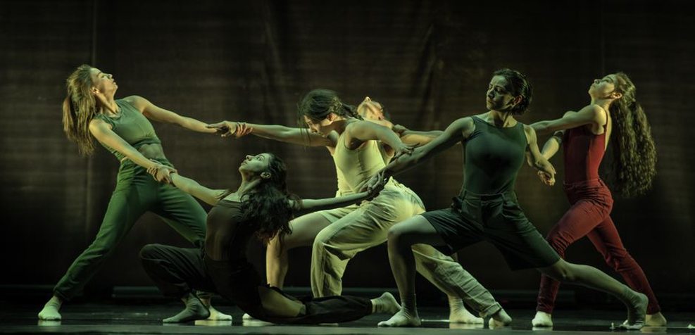 Danzatori in movimento sotto luci di scena