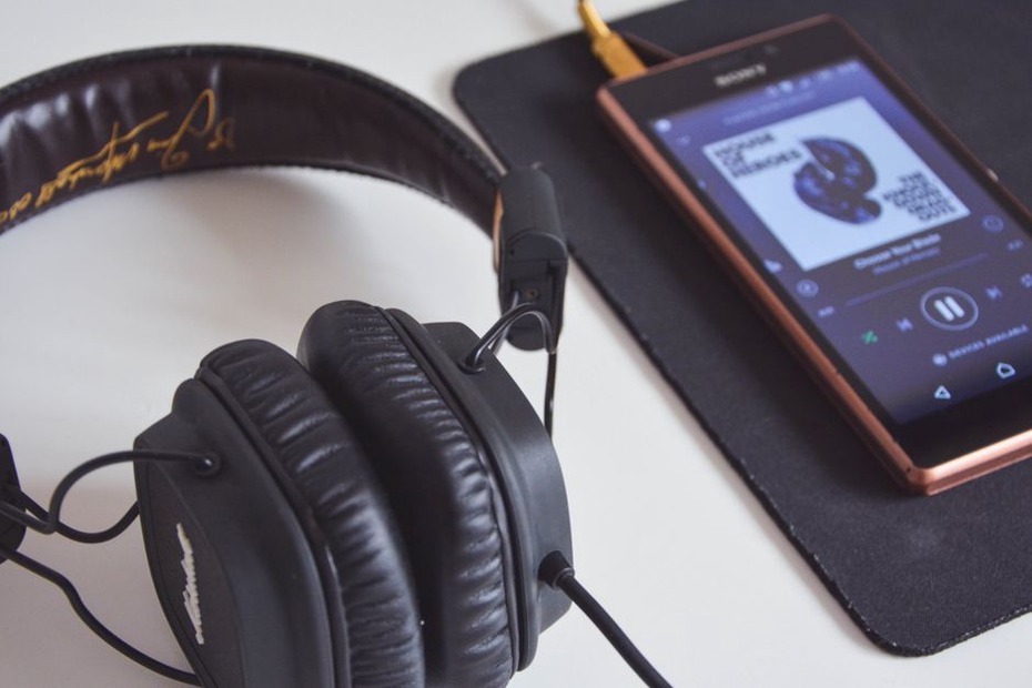 Una playlist sul telefono accanto alle cuffie