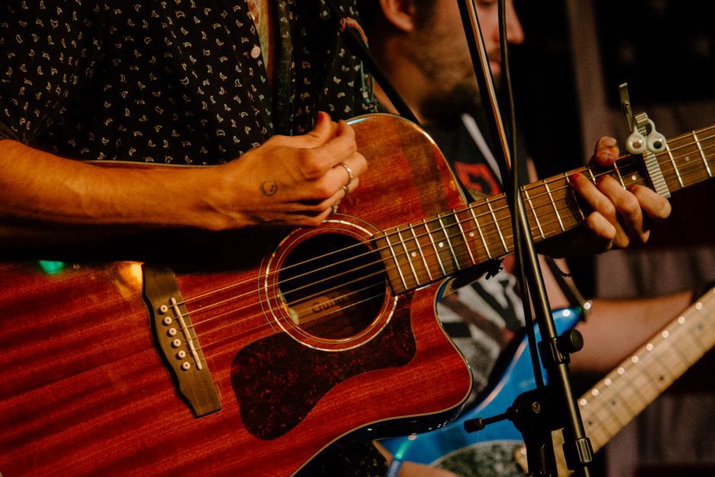 Una band acustica suona davanti al pubblico
