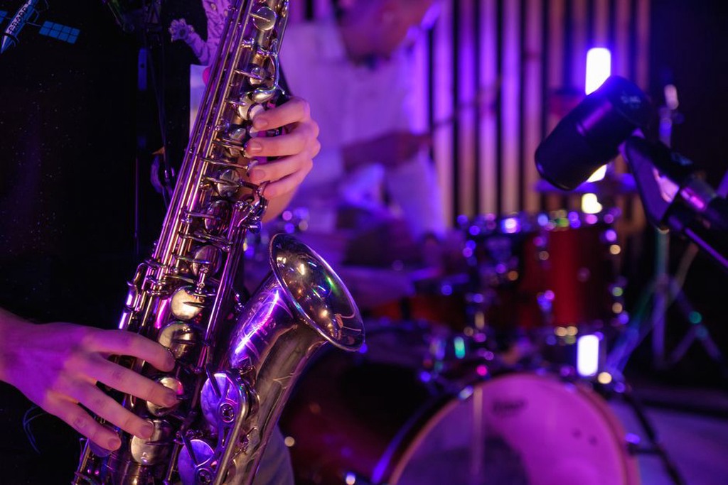 Musicisti jazz durante una prova in un locale
