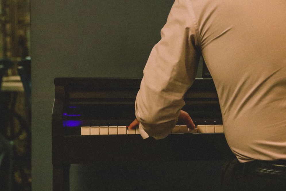 Pianoforte e contrabbasso dialogano durante un concerto