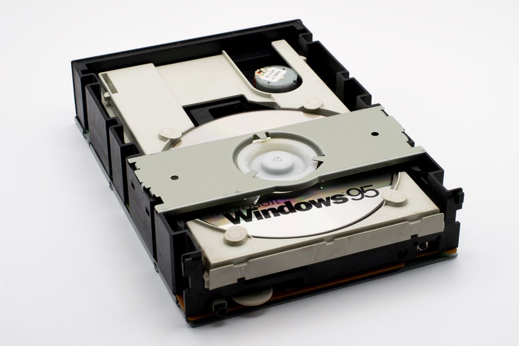 Un computer accanto ai CD di fine anni Novanta