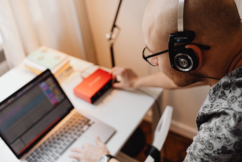 Redattrice rivede una newsletter musicale prima dell’invio
