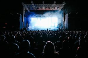 Musica e impegno sociale: dalle canzoni di protesta ai concerti benefici