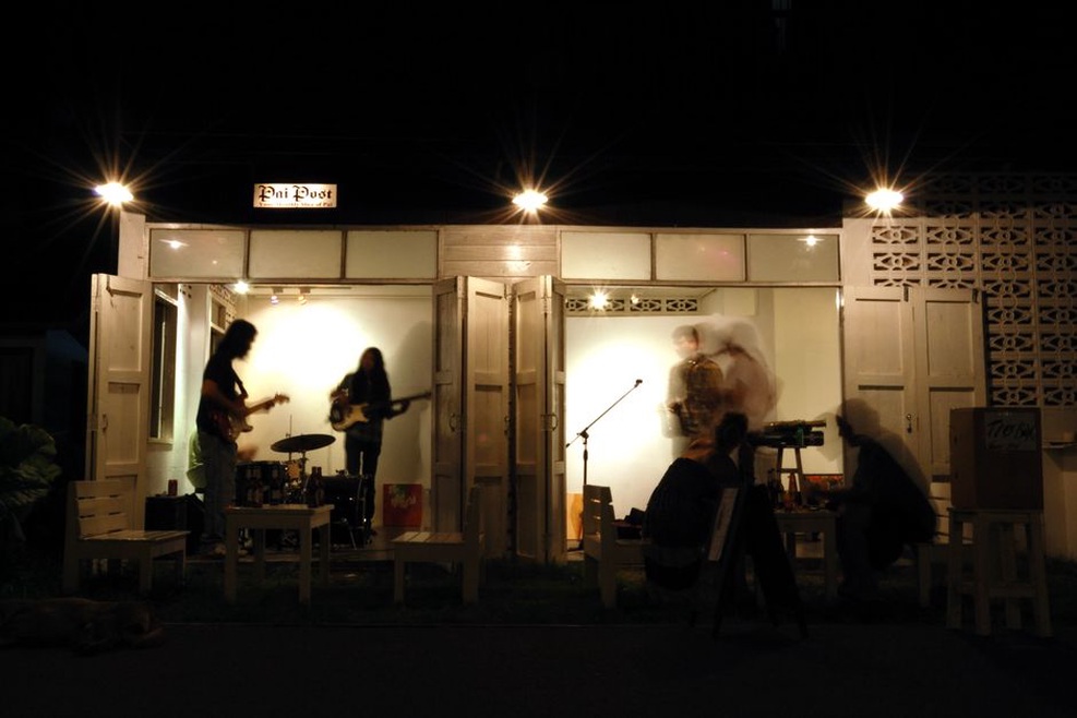 Programma dei concerti all’ingresso del locale