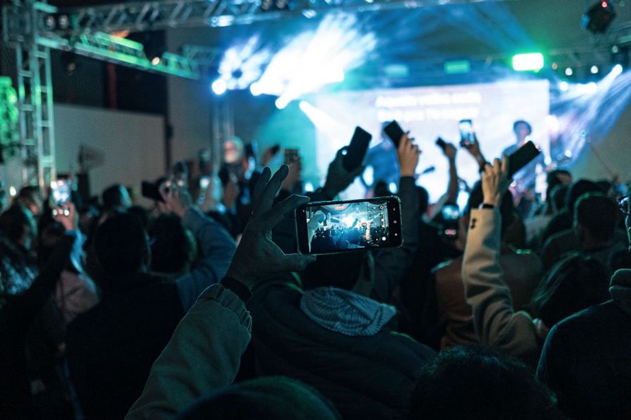 Dettagli del concerto e pulsante biglietti su smartphone