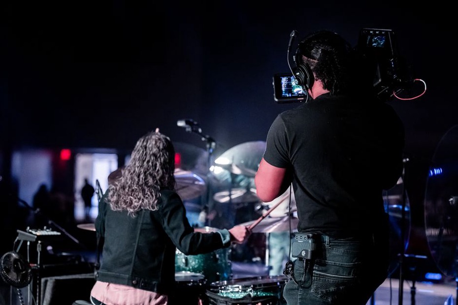 Tecnico audio al lavoro durante un concerto