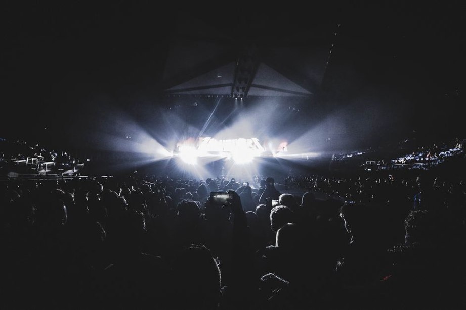 Il palco illumina il pubblico su più lati
