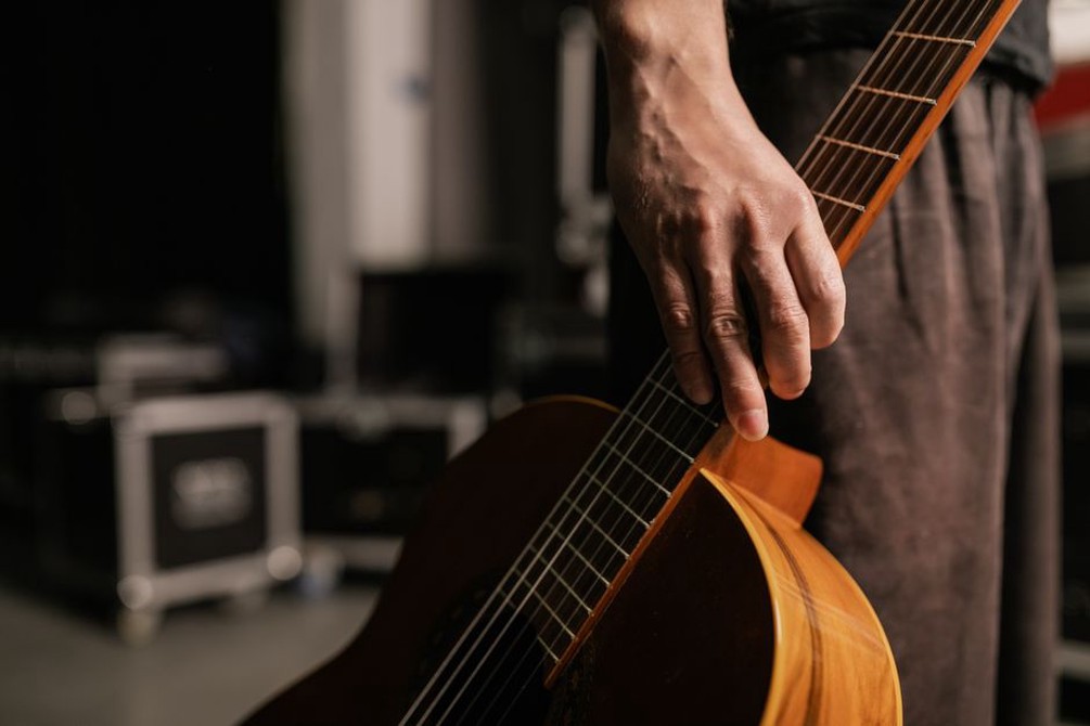 Una chitarra pronta accanto alla postazione tecnica