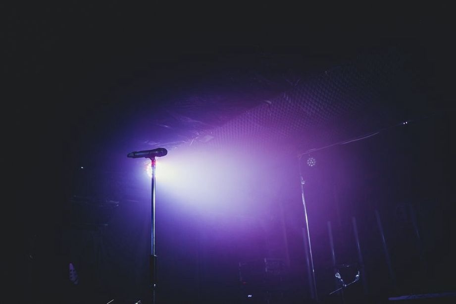 Una voce sola sotto le luci del palco