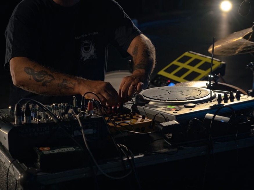 Giradischi e mixer pronti per una selezione musicale