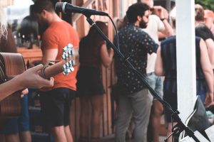 Cantautori e politica: le canzoni oltre gli slogan