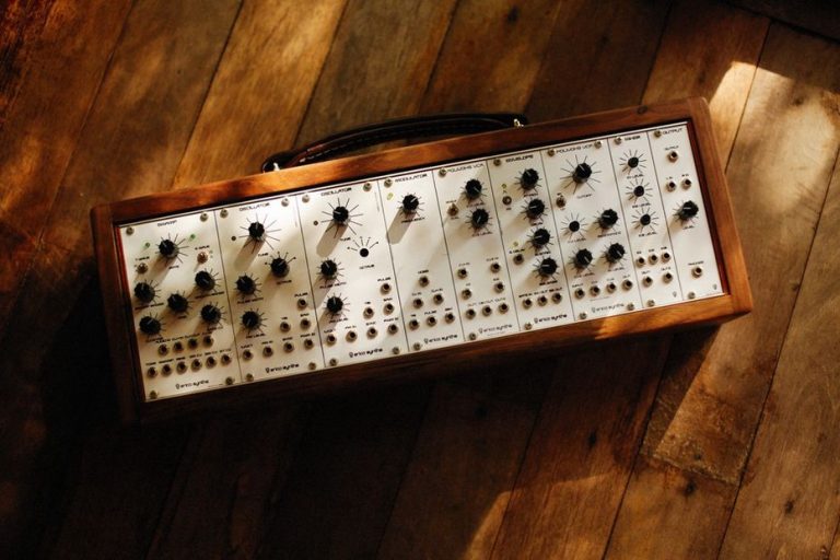 New wave britannica: canzoni, suoni e immagini oltre il punk