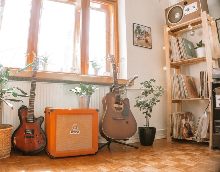 Una chitarra elettrica accanto a un amplificatore d'epoca