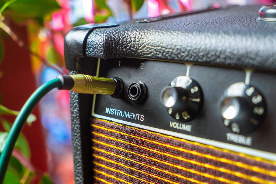 Chitarra d’epoca accanto a un amplificatore da studio
