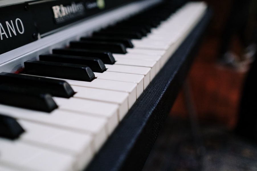 Tastiera elettrica e strumenti pronti per una sessione jazz