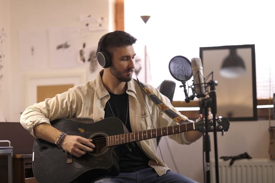 Microfono e chitarra in uno studio di registrazione