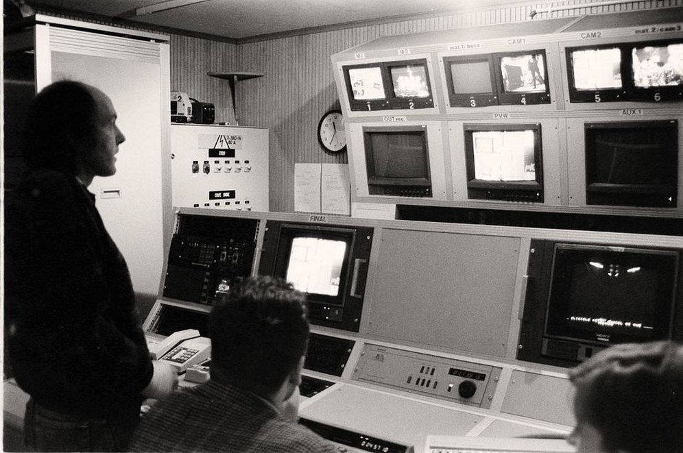 Monitor e comandi di una regia televisiva