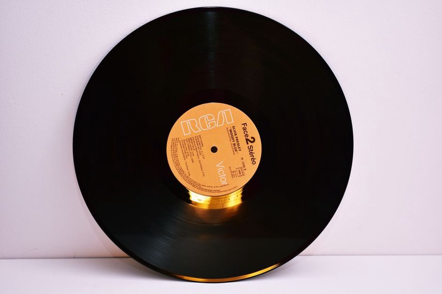 Un disco sul giradischi durante l’ascolto domestico