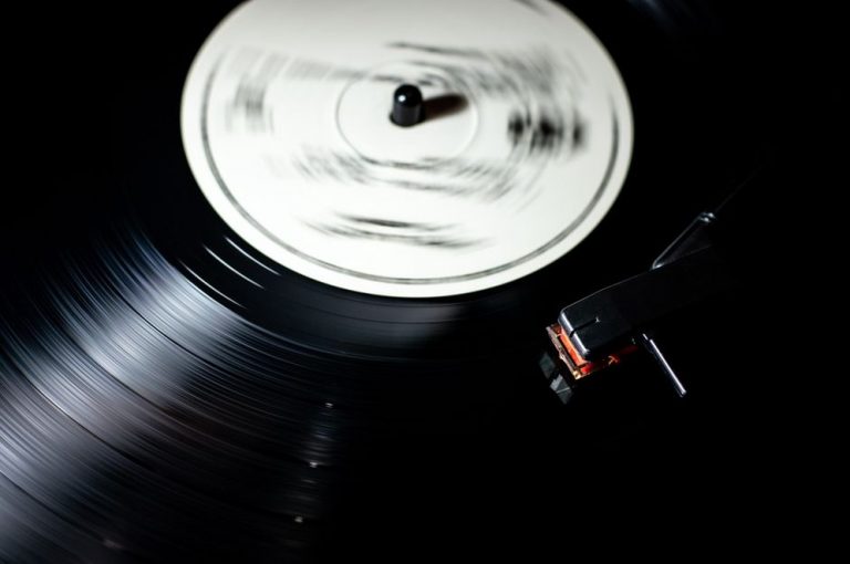 Dal vinile allo streaming: come i formati hanno cambiato l’ascolto