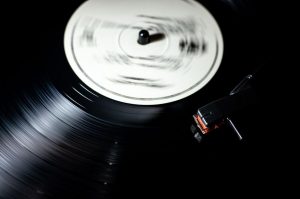 Il ritorno del vinile, tra suono, copertine e ascolto