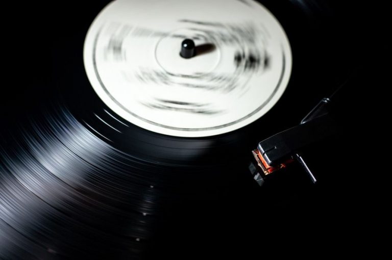 Il ritorno del vinile, tra suono, copertine e ascolto