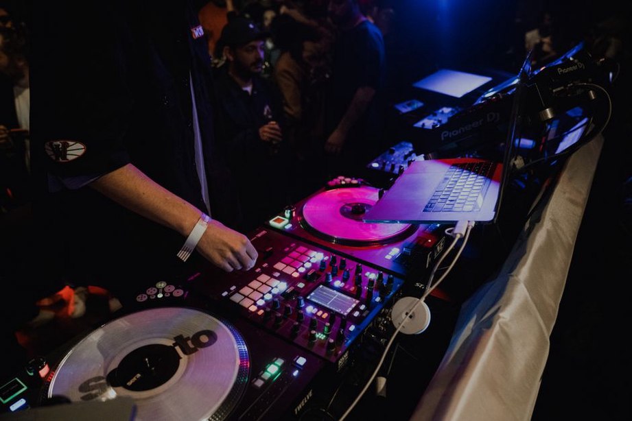 Dischi e mixer pronti per una selezione dance