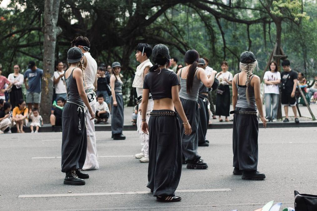 Un cerchio di ballerini durante una festa hip hop